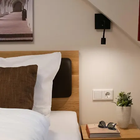Hotel Dreibettzimmer 11 *