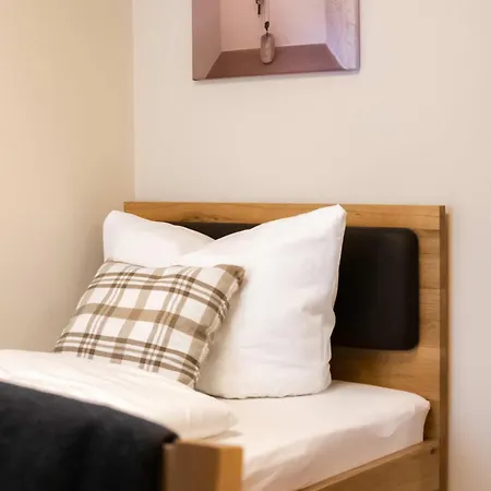 Dreibettzimmer Hahnenkamm 12 Heidenheim (Bavaria)